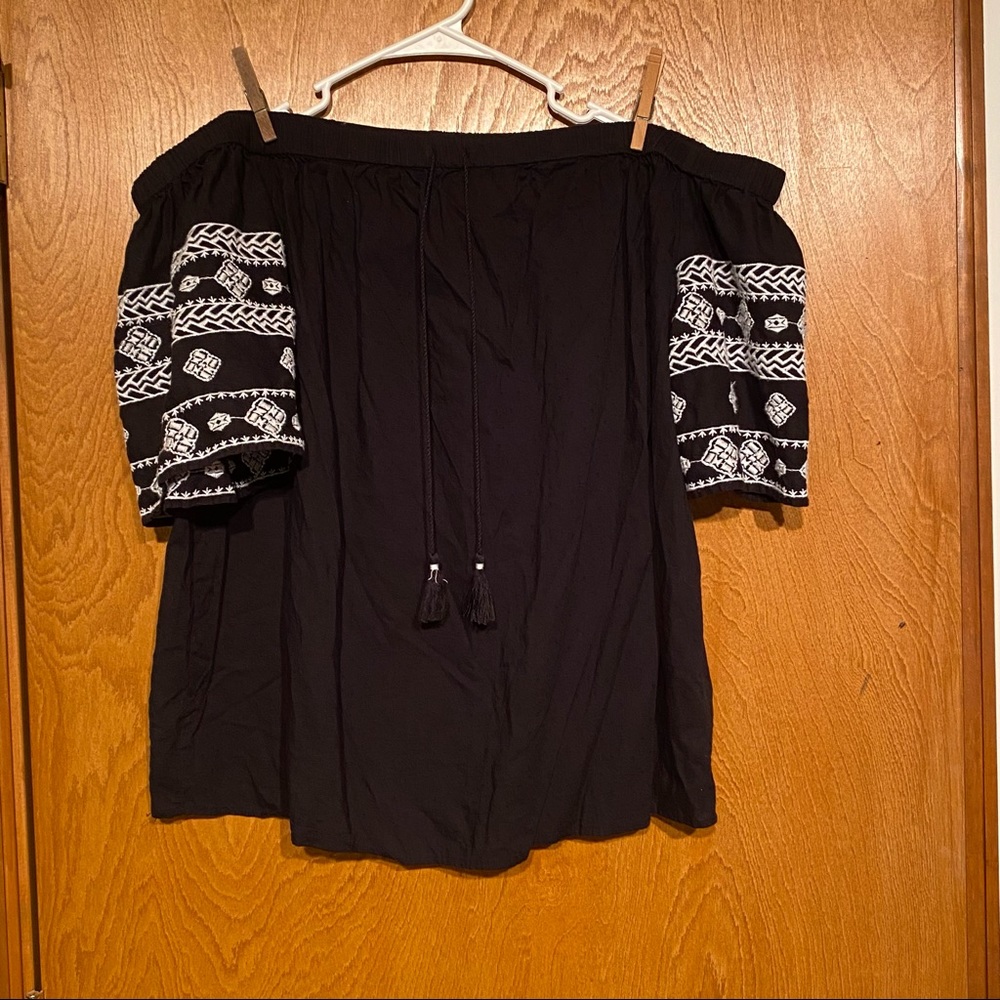 Women’s Old Navy Embroidered Off-The-Shoulder Top